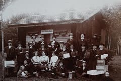 Versammlung der «NIGRA» Bienenköniginnen Zucht-Familie. (Bild: Archiv Christian Koch/ Gemeinde Mauensee)