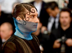 Cody Fern an der Met Gala in New York. (Bild: Charles Sykes/Invision/AP)