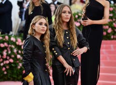 Ashley Olsen (links) and Mary-Kate Olsen an der Met Gala in New York. (Bild: Charles Sykes/Invision/AP)