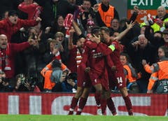 Die Liverpool-Spieler feiern ihren Georginio Wijnaldum. (Bild: Neil Hall / EPA)