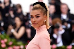 Hailey Bieber an der Met Gala in New York. (Bild: Charles Sykes/Invision/AP)