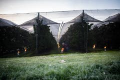 Brennende Frostkerzen in der Kirschenplantage der Familie Bär in Opfershofen im Kanton Thurgau. Die vergangenen Nächte brachten für die Jahreszeit ungewöhnlich tiefe Temperaturen und gefährdeten damit die Ernte von Obstbauern. (Bild: Gian Ehrenzeller/Keystone, Opfershofen, 7. Mai 2019)
