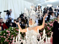 Bei der diesjährigen Met Gala in New York präsentierte sich Katy Perry am Montag als Kronleuchter. (Bild: KEYSTONE/AP Invision/CHARLES SYKES)