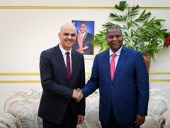 Offizieller Besuch: Alain Berset (links) trifft in der Zentralafrikanischen Republik Präsident Faustin Archange Touadéra. (Bild: KEYSTONE/ANTHONY ANEX)
