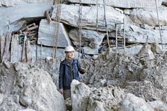 Nadja Iseli holte den grünlichen Gneis in einem Steinbruch bei Chiavenna IT.