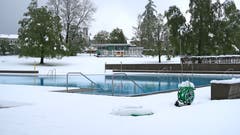 In sechs Tagen ist Saisoneröffnung... Die Badi Rotmonten im Winterkleid. (Bild: Jakob Hagmann)