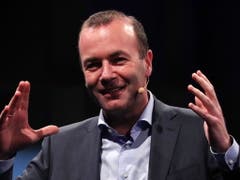 Manfred Weber, der konservative Spitzenkandidat für die Europawahl, lehnte im TV-Duell eine CO2-Steuer ab und warnte vor steigenden Benzin- und Heizölpreisen für die Bürger und Arbeitsplatzverlusten bei den Unternehmen. (Bild: KEYSTONE/EPA/FOCKE STRANGMANN)
