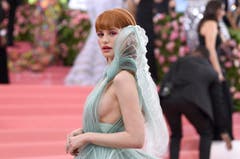 Madelaine Petsch an der Met Gala in New York. (Bild: Charles Sykes/Invision/AP)