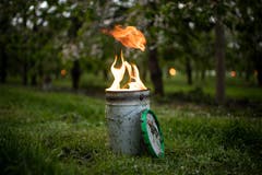 Brennende Frostkerzen in der Kirschenplantage der Familie Bär in Opfershofen im Kanton Thurgau. Die vergangenen Nächte brachten für die Jahreszeit ungewöhnlich tiefe Temperaturen und gefährdeten damit die Ernte von Obstbauern. (Bild: Gian Ehrenzeller/Keystone, Opfershofen, 7. Mai 2019)