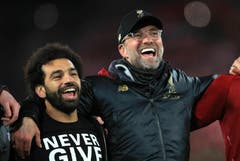 Mohamed Salah (links) und Trainer Jürgen Klopp singen You'll never walk alone... (Bild: Peter Byrne / AP) ...