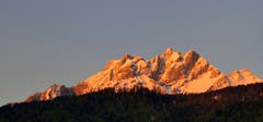 Die ersten, morgendlichen Sonnenstrahlen für den Pilatus. (Bild: Walter Buholzer, Kriens, 7. Mai 2019)