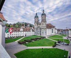 Das Gebirgsschützenbataillon 6 ist am Montagabend vor der imposanten Kulisse des St.Galler Klosterplatzes zur Fahnenübernahme angetreten. (Bilder: Infogruppe Geb S Bat 6 - 6. Mai 2019)