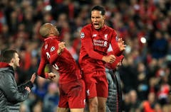 Die Liverpool-Spieler Fabinho (links) und Virgil van Dijk feiern nach dem Schlusspfiff. (Bild: Peter Byrne / AP)