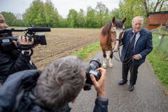 Alt-Bundesrat Johann Schneider-Amman, rechts, und der siebenjährige Wallach. (Bild: KEYSTONE/Urs Flüeler)