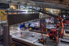 Eine der 10 Meter langen digitalen Anzeigetafeln wird montiert. (Bild: Urs Flüeler/Keystone, Luzern, 8. Mai 2019)