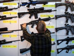 Das neue EU-Waffenrecht dürfte vom Schweizer Stimmvolk angenommen werden. Das zeigen Umfragen. (Bild: KEYSTONE/ALEXANDRA WEY)