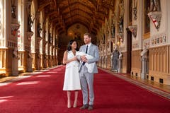 Prinz Harry (rechts) und die Herzogin von Sussex Meghan, zeigen ihr Baby zum ersten Mal der Öffentlichkeit. (Bild: EPA/Domic Lipinski, Windsor, 8. Mai 2019)