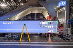 Die digitale Anzeige wird ab Anfang Juni Informationen zu Bus-, Bahn- und Schiffverbindungen anzeigen. (Bild: Urs Flüeler/Keystone, Luzern, 8. Mai 2019)