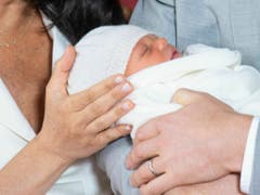 Archie, der Sohn von Prinz Harry und Herzogin Meghan» verschläft seinen ersten öffentlichen Auftritt. (Bild: KEYSTONE/AP PA Pool/DOMINIC LIPINSKI)