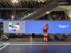Im Bahnhof Luzern werden in den kommenden Nächten die Teile eines 99 Meter langen Bildschirms montiert. (Bild: KEYSTONE/URS FLUEELER)