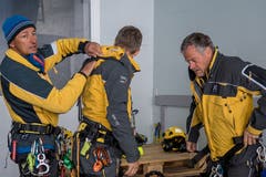Die Heli-Retter der Alpinen Rettung Schweiz bereiten sich auf ihren Einsatz vor. (Bild: Nadia Schärli, 8. Mai 2019)