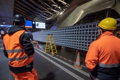 Insgesamt werden 11 Tafeln montiert. (Bild: Urs Flüeler/Keystone, Luzern, 8. Mai 2019)