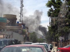 Nach einer Explosion bei der Einrichtung einer internationalen NGO steht eine Rauchsäule über der afghanischen Hauptstadt Kabul - die Taliban bekannten sich zu dem Angriff. (Bild: KEYSTONE/AP/RAHMAT GUL)