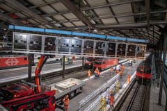 Mit einem Kran wird die Anzeigetafel hinauf befördert. (Bild: Urs Flüeler/Keystone, Luzern, 8. Mai 2019)