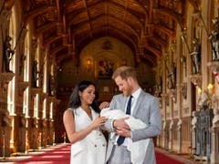 Die stolzen Eltern Prinz Harry und Herzogin Meghan präsentieren erstmals ihren neugeborenen Sohn. (Bild: KEYSTONE/AP PA Pool/DOMINIC LIPINSKI)