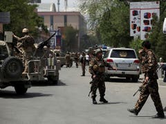 Nach einem Taliban-Angriff auf den Sitz einer Nichtregierungsorganisation in Kabul sichern Sicherheitskräfte die Umgebung ab. (Bild: KEYSTONE/AP/RAHMAT GUL)