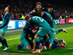 Die Spieler von Tottenham feiern das dritte Tor (Bild: KEYSTONE/AP/PETER DEJONG)