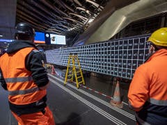 Die zehn Bildschirme werden zu einer 100 Meter langen Anzeigetafel zusammengebaut. (Bild: KEYSTONE/URS FLUEELER)