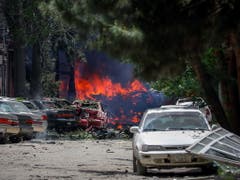Flammen lodern nach einer heftigen Explosion bei einer Nichtregierungsorganisation in Kabul. Die Taliban bekannten sich zu dem Angriff. (Bild: KEYSTONE/EPA/HEDAYATULLAH AMID)