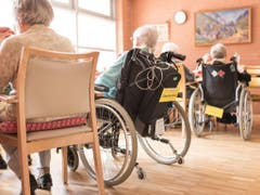 Die AHV-Reform, verknüpft mit der Steuervorlage, kommt auch bei älteren Menschen in der Schweiz gut an. Das zeigen Abstimmungsumfragen. (Bild: KEYSTONE/CHRISTIAN BEUTLER)