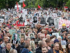 Auch in der ukrainischen Hauptstadt Kiew zogen Tausende durch die Strassen, um der zig Millionen Opfer zu gedenken, welche die Sowjetunion bei der der Befreiung Europas vor Hitler-Deutschland zu beklagen hatte. (Bild: KEYSTONE/EPA/SERGEY DOLZHENKO)