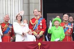 Die ganze Familie auf dem Balkon des Buckingham-Palastes: Prinz Charles, Herzogin Kate, Prinzessin Charlotte, Prinz George, Prinz William, Prinz Harry und die Queen mit ihrem Mann Prinz Philip. (Bild: EPA/FACUNDO ARRIZABALAGA)