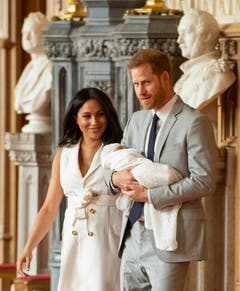 Prinz Harry und Herzogin Meghan zeigen ihr Baby am 8. Mai 2019 der Öffentlichkeit. (Bild. Dominic Lipinski/Pool via AP)