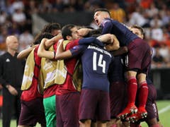 Alexandre Lacazette und Pierre-Emerick Aubameyang feiern mit den Ersatzleuten (Bild: KEYSTONE/AP/ALBERTO SAIZ)