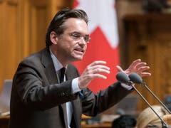 «Berechtigte Bedenken»: FDP-Sprecher Olivier Feller begründet im Nationalrat die Kehrtwende seiner Fraktion beim Versicherungsvertragsgesetz. (Bild: KEYSTONE/ALESSANDRO DELLA VALLE)