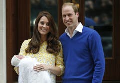 Kate und William nach der Geburt von Prinzessin Charlotte im Mai 2015. (Bild. AP Photo/Alastair Grant)