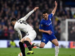 Chelseas Pedro Rodriguez (rechts) gegen Frankfurts Filip Kostic (Bild: KEYSTONE/EPA/WILL OLIVER)