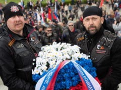 Mitglieder eines Motorradklubs vor einer Kranzniederlegung anlässlich der Siegesfeiern über Hitler-Deutschland am Donnerstag in Moskau. (Bild: KEYSTONE/EPA/HAYOUNG JEON)