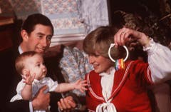 Prinz Charles nun ein erwachsener Mann mit seiner Familie: Prinz William (als Baby) und Prinzessin Diana (rechts) im Jahr 1982. (Bild: KEYSTONE)