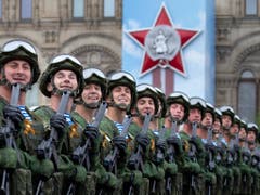 Russische Armeeangehörige anlässlich der Militärparade in Moskau am Donnerstag zum 74. Jahrestag des Sieges über Hitler-Deutschland. (Bild: KEYSTONE/AP/ALEXANDER ZEMLIANICHENKO)
