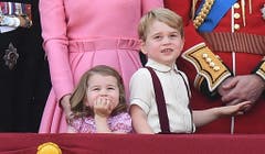 Prinz George und Prinzessin Charlotte während der Geburtstagsparade für den 91. Geburtstag der Queen 2017. (Bild: EPA/FACUNDO ARRIZABALAGA)