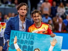 Ein Bild als Abschiedsgeschenk: David Ferrer mit Madrids Turnierdirektor Feliciano Lopez (Bild: KEYSTONE/EPA EFE/JUANJO MARTIN)