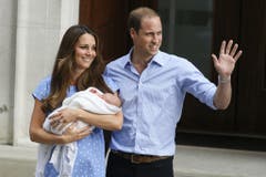 Prinz William und seine Frau Herzogin Kate freuen sich über ihr erstes Baby: Prinz George wird 2013 geboren. (Bild: AP Photo/Kirsty Wigglesworth)
