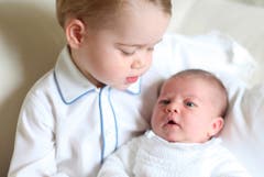 Prinz George (links) hält seine neugeborene Schwester Prinzessin Charlotte im Arm, 2015. Mama Kate schoss das Bild. (Bild: EPA/The Duchess of Cambridge)