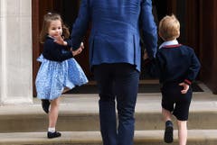 Die Kinder besuchen ihre Mutter Herzogin Kate im Spital. Dort kam ihr neues Geschwisterchen Prinz Louis zur Welt, 2018. (Bild: EPA/ANDY RAIN)