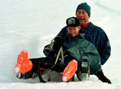 Prinz Charles schlittelt mit seinem Sohn Prinz Harry in Klosters in der Schweiz. Harry ist hier 12 Jahre alt (1997). (Bild. AP PHOTO/John Stillwell)